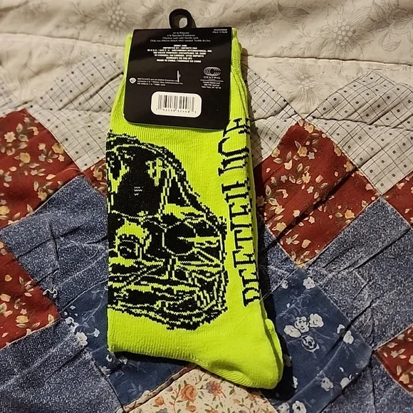 Beetlejuice Handbook For The Recently Deceased Crew Socks Size 6-12 - Picture 2 of 2